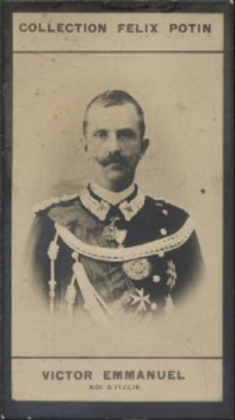 Photographie de la collection F&eacute;lix Potin (4 x 7,5 cm) repr&eacute;sentant : Victor Emmanuel - Roi d'Italie.. VICTOR EMMANUEL (Roi d'Italie) 