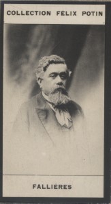 Photographie de la collection Félix Potin (4 x 7,5 cm) représentant : Armand Fallières, homme politique.. FALLIERES (Armand) Photo Eugène Pirou.