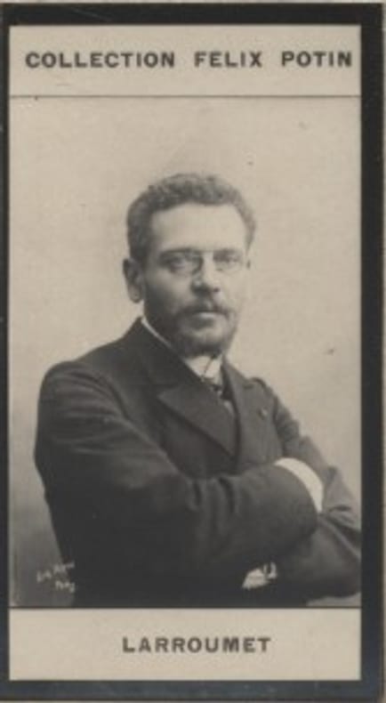 Photographie de la collection Félix Potin (4 x 7,5 cm) représentant : Gustave Larroumet, homme de lettres.. LARROUMET (Gustave) Photo Eugène Pirou.