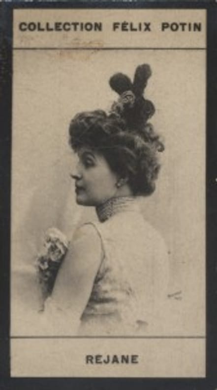 Photographie de la collection Félix Potin (4 x 7,5 cm) représentant : Gabrielle Réjane, comédienne.. REJANE Gabrielle-Charlotte. 