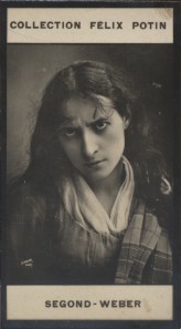 Photographie de la collection Félix Potin (4 x 7,5 cm) représentant : Eugénie Segond-Weber, artiste dramatique.. SEGOND-WEBER (Eugénie) 