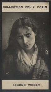 Photographie de la collection F&eacute;lix Potin (4 x 7,5 cm) repr&eacute;sentant : Eug&eacute;nie Segond-Weber, artiste dramatique.. SEGOND-WEBER (Eug&eacute;nie) 