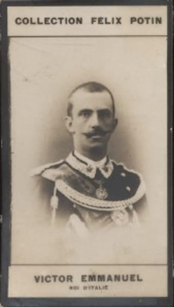Photographie de la collection F&eacute;lix Potin (4 x 7,5 cm) repr&eacute;sentant : Victor Emmanuel - Roi d'Italie.. VICTOR EMMANUEL (Roi d'Italie) 