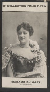 Photographie de la collection Félix Potin (4 x 7,5 cm) représentant : Mme Du Gast Camille, automobilisme.