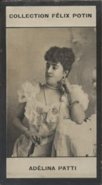 Photographie de la collection F&eacute;lix Potin (4 x 7,5 cm) repr&eacute;sentant : Adelina Patti, com&eacute;dienne.. PATTI Adelina 