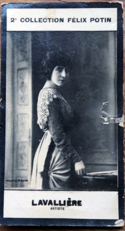 Photographie de la collection Félix Potin (4 x 7,5 cm) représentant : Eve Lavallière, comédienne.. LAVALLIERE (Eve) - (Photo de la 2e collection Félix ...