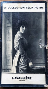Photographie de la collection Félix Potin (4 x 7,5 cm) représentant : Eve Lavallière, comédienne.