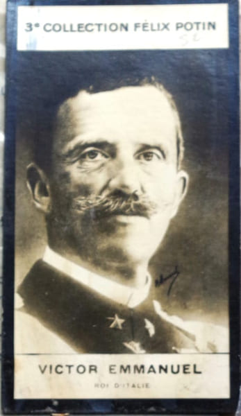 Photographie de la 3e collection F&eacute;lix Potin (4 x 7,5 cm) repr&eacute;sentant : Victor Emmanuel - Roi d'Italie.. VICTOR EMMANUEL (Roi d'Italie) 