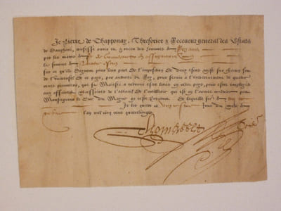 Billet - Reçu . ref. Artillerie de l'Armée conduite par Monseigneur  le Duc du Mayne. en 1580. signé.( 115 mm x 170 mm )            