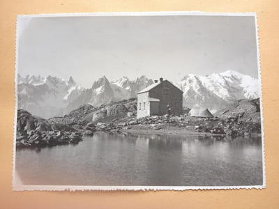 VACANCES 1949. SUISSE ET SAVOIE. 1er étape : Chamonix - Lac Cornu ( 25 juin 1949) 11 photos ; 2ème étape: Lac Cornu - Lac Blanc ( 27 juin 1949 ) 11 photos; 3ème photo: Lac Blanc - Montenvers ( 28 juin 1949 ) 7 photos; 4ème étape: Montenvers - Lac Plan Aiguille ( 29 juin 1949 ) 9 / 10 photos; 5ème étape: Lac Plan Aiguille - Le Buet ( 30 juin 1949 ) 7 photos; 6ème étape: Le Buet - Pont de Morges (1er juillet 1949 ) 5 photos; 7ème étape: Pont de Morge - Goppenstein ( 2 juillet 1949 ) 4 photos; 8ème étape: Goppenstein - Oeschinensee ( 3 juillet 1949 ) 7 photos; 9ème étape: Oeschinensee - Bönigen ( 4 juillet 1949) 5 photos; 10ème étape: Böningen - Lugernsee ( 5 juillet 1949 ) 7 photos; 11ème étape: Lugernsee - Grosswangen ( 6 juillet 1949 ) 14 photos; 12ème étape: Grosswangen - Moossedorf ( 8 juillet 1949 ) 4 photos; 13ème étape: Moossedorf - Rossens ( 9 juillet 1949 ) 9 photos; 14ème étape: Rossens - Culy ( 10 juillet 1949 ) 4 photos; 15ème étape: Culy - Meillery ( 11 juillet 1949 ) 11 photos; 16ème étape: Meillery - Anthy ( 18 juillet 1949 ) 12 photos; VACANCES 1950. SUISSE , ITALIE et FRANCE Côte d'Azur. une très belle photo du Cervin, lac en 1er plan, en frontispice ( 18x24cm); 1ère étape: Pontarlier-Goldswill ( 3 juin 1950 ) 5 photos; 2ème étape: Goldswill-Goldswill ( 4 juin 1950 ) 7 photos; 3ème étape: Golswill-St Niklaus ( 5 juin 1950 ) 2 photos; 4ème étape: St Niklaus-Stellisee ( 6 juin 1950 ) 17 photos, dont Zermatt et environs; 5ème étape: Stellisee-Riffelalp ( 7 juin 1950 ) 3 photos; 6ème étape: Riffelalp-Glis ( 8 juin 1950 ) 4 photos; 7ème étape: Glis-Pettenasco ( 9 juin 1950 ) 7 photos; 8ème et 9ème étape: Pettenasco-Laveno-Griante ( 10 et 11 juin 1950 ) 6 photos; 10ème étape: Grainte-Corubbio ( 12 juin 1950 ) 8 photos; 11ème étape: Corubbio-Mestre ( 13 juin 1950 ) 4 photos; 12ème étape: Mestre-Venise ( 14 juin 1950 ) 17 photos; 13ème étape: Venise-Pontelagoscuro Sieve ( 15 et 16 juin 1950 ) 7 photos; 15ème étape: Sieve-Lastra ( 17 juin 1950 ) 10 photos; 16ème et 17ème étape: Lastra-Lerici-Sturla ( 18 et 19 juin 1950 ) 5 photos; 18ème étape: Sturla- Cap Ferrat ( 20 juin 1950 ) 29 photos; 19ème étape: Cap Ferrat-Théoule ( 24 juin 1950 ) 5 photos; Théoule-Lavandou ( 25 juin 1950 ) 8 photos; 21ème et 22ème étape: Lavandou-Soliès Pont-Valence ( 30 juin et 1er juillet 1950 ) 2 photos avec passage à Avignon. FIN