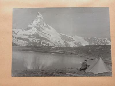 VACANCES 1949. SUISSE ET SAVOIE. 1er étape : Chamonix - Lac Cornu ( 25 juin 1949) 11 photos ; 2ème étape: Lac Cornu - Lac Blanc ( 27 juin 1949 ) 11 photos; 3ème photo: Lac Blanc - Montenvers ( 28 juin 1949 ) 7 photos; 4ème étape: Montenvers - Lac Plan Aiguille ( 29 juin 1949 ) 9 / 10 photos; 5ème étape: Lac Plan Aiguille - Le Buet ( 30 juin 1949 ) 7 photos; 6ème étape: Le Buet - Pont de Morges (1er juillet 1949 ) 5 photos; 7ème étape: Pont de Morge - Goppenstein ( 2 juillet 1949 ) 4 photos; 8ème étape: Goppenstein - Oeschinensee ( 3 juillet 1949 ) 7 photos; 9ème étape: Oeschinensee - Bönigen ( 4 juillet 1949) 5 photos; 10ème étape: Böningen - Lugernsee ( 5 juillet 1949 ) 7 photos; 11ème étape: Lugernsee - Grosswangen ( 6 juillet 1949 ) 14 photos; 12ème étape: Grosswangen - Moossedorf ( 8 juillet 1949 ) 4 photos; 13ème étape: Moossedorf - Rossens ( 9 juillet 1949 ) 9 photos; 14ème étape: Rossens - Culy ( 10 juillet 1949 ) 4 photos; 15ème étape: Culy - Meillery ( 11 juillet 1949 ) 11 photos; 16ème étape: Meillery - Anthy ( 18 juillet 1949 ) 12 photos; VACANCES 1950. SUISSE , ITALIE et FRANCE Côte d'Azur. une très belle photo du Cervin, lac en 1er plan, en frontispice ( 18x24cm); 1ère étape: Pontarlier-Goldswill ( 3 juin 1950 ) 5 photos; 2ème étape: Goldswill-Goldswill ( 4 juin 1950 ) 7 photos; 3ème étape: Golswill-St Niklaus ( 5 juin 1950 ) 2 photos; 4ème étape: St Niklaus-Stellisee ( 6 juin 1950 ) 17 photos, dont Zermatt et environs; 5ème étape: Stellisee-Riffelalp ( 7 juin 1950 ) 3 photos; 6ème étape: Riffelalp-Glis ( 8 juin 1950 ) 4 photos; 7ème étape: Glis-Pettenasco ( 9 juin 1950 ) 7 photos; 8ème et 9ème étape: Pettenasco-Laveno-Griante ( 10 et 11 juin 1950 ) 6 photos; 10ème étape: Grainte-Corubbio ( 12 juin 1950 ) 8 photos; 11ème étape: Corubbio-Mestre ( 13 juin 1950 ) 4 photos; 12ème étape: Mestre-Venise ( 14 juin 1950 ) 17 photos; 13ème étape: Venise-Pontelagoscuro Sieve ( 15 et 16 juin 1950 ) 7 photos; 15ème étape: Sieve-Lastra ( 17 juin 1950 ) 10 photos; 16ème et 17ème étape: Lastra-Lerici-Sturla ( 18 et 19 juin 1950 ) 5 photos; 18ème étape: Sturla- Cap Ferrat ( 20 juin 1950 ) 29 photos; 19ème étape: Cap Ferrat-Théoule ( 24 juin 1950 ) 5 photos; Théoule-Lavandou ( 25 juin 1950 ) 8 photos; 21ème et 22ème étape: Lavandou-Soliès Pont-Valence ( 30 juin et 1er juillet 1950 ) 2 photos avec passage à Avignon. FIN