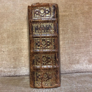 COUTUMES DU PAYS ET DUCHé d'ANJOU. à Angers chez Nicolas Chesneau, libraire Juré en l'Université demeurant rue St Michel. 1626. plein veau époque. Très fort in 32 . tranches rouges. dos à nerfs très orné. fleurons et titre dorés. coupes ornées dorées. ( texte imprimé ) ( ref. BNF Tolbiac F-32795, un exemplaire ) . EXEMPLAIRE TRES PLAISANT. TRES RARE.