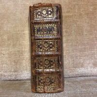 COUTUMES DU PAYS ET DUCHé d'ANJOU. à Angers chez Nicolas Chesneau, libraire Juré en l'Université demeurant rue St Michel. 1626. plein veau époque. Très fort in 32 . tranches rouges. dos à nerfs très orné. fleurons et titre dorés. coupes ornées dorées. ( texte imprimé ) ( ref. BNF Tolbiac F-32795, un exemplaire ) . EXEMPLAIRE TRES PLAISANT. TRES RARE. 