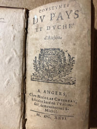 COUTUMES DU PAYS ET DUCHé d'ANJOU. à Angers chez Nicolas Chesneau, libraire Juré en l'Université demeurant rue St Michel. 1626. plein veau époque. Très fort in 32 . tranches rouges. dos à nerfs très orné. fleurons et titre dorés. coupes ornées dorées. ( texte imprimé ) ( ref. BNF Tolbiac F-32795, un exemplaire ) . EXEMPLAIRE TRES PLAISANT. TRES RARE. 