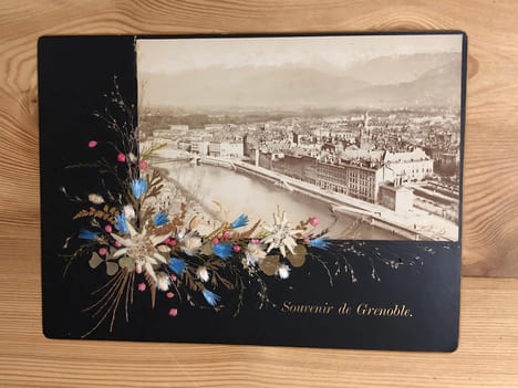 Photographie ancienne: Souvenir de Grenoble. Vue Générale avec le massif de Belledonne. Photographie originale sur fond noir cartonné. 15 cm x 22 cm. ...
