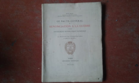 Le Pacte général de renonciation à la guerre comme instrument de politique nationale. La réception des plénipotentiaires à l’hotel de ville
. WEISS ...