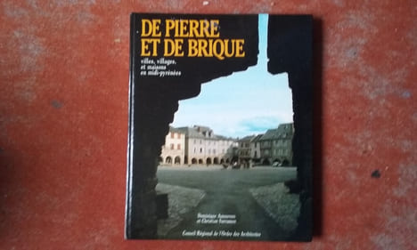 De pierre et de brique - Villes, villages, et maisons en Midi-Pyrénées
. AMOUROUX Dominique - SARRAMON Christiane