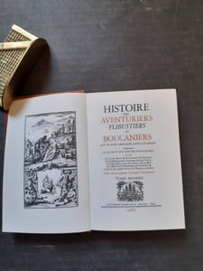 Histoire des aventuriers flibustiers et boucaniers qui se
sont signalés dans les Indes, contenant ce qu'ils ont fait
de remarquable... Tome 1

