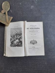 Histoire du siège de Sébastopol précédée d'une notice historique sur la Crimée et sur les causes et les principaux événements de la guerre d'Orient
