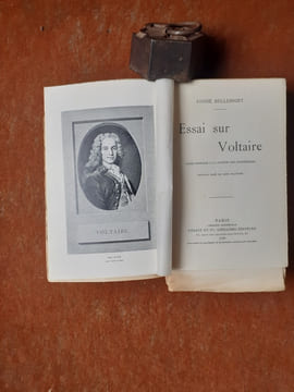 Essai sur Voltaire - Cours professé à la Société des Conférences
. BELLESSORT André