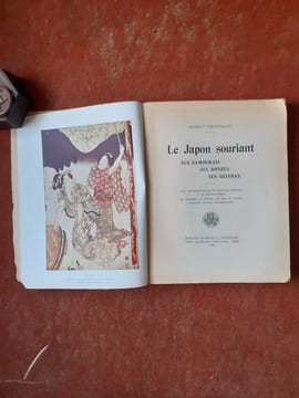 Le Japon Souriant - Ses Samouraïs. Ses Bonzes. Ses Geishas
. CHAUVELOT Robert
