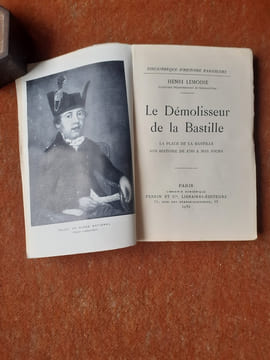 Le Démolisseur de la Bastille - La place de la Bastille. Son histoire de 1789 à nos jours
. LEMOINE Henry
