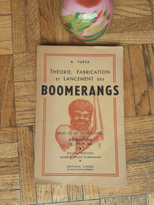 Théorie, fabrication et lancement des boomerangs. Armes de jet australiennes et jeu moderne de plein air