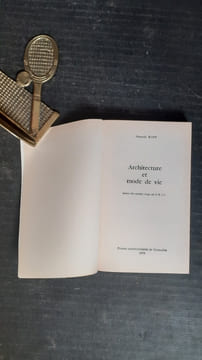 Architecture et mode de vie - Textes des années 20 en U.R.S.S.
. KOPP Anatole