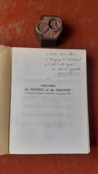 Histoire de Mantes et du Mantois à travers Chroniques et Mémoires, des origines à 1792
. LACHIVER Marcel