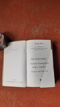 Dictionnaire français-hmong blanc PHAU NTAWV txhais lus Fab Kis