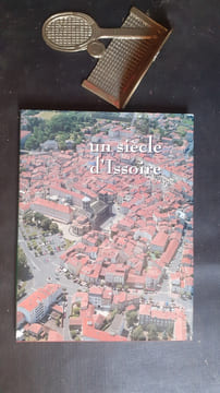 Un siècle d'Issoire
. BIENFAIT -SACHE Marie-Agnès - DENEUVE Pierre - DUMAS André - FAYET Georges - PAJOT Guy (et autres)
