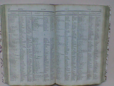 Dictionnaire général des Communes de France et des principaux hameaux en dépendant, indiquant les départemens, les arrondissemens, les bureaux de Poste, la distance des communes aux chefs-lieux d'arrondissement, et de ceux-ci à Paris. Rédigé sur des documens authentiques	