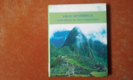 Lieux mystérieux - Un guide illustré des lieux énigmatiques
. WESTWOOD Jennifer (sous la direction de)