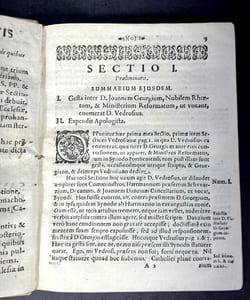 Calvinismus Detectus, & dedoctus : Ex Occasione duplicis Scripti, quorum primum in lucem edidit Vir Illustris: D. Ioannes Georgivs, Rahetus, ex Reformtao Convertus Catholicus; Alterum typis vulgavit D. Joannes Jacobus Vedrosius, itidem Rhaetus, apud Curiam Rhaetorum primarius Verbi, uti vocant, Minister. Definio Calvinismi, & libri summa: Calvinismus est totius Christianismi Exterminium. Cum Facultate Superiorium.