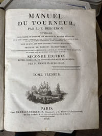 Manuel du Tourneur, Ouvrage dans lequel on enseigne aux amateurs la manière d'exécuter sur le tour pointes, a lunettes, en l'air, a guillocher, carré a portraits, a graver le verre et avec les machines excentriques, ovales, epicycloïde, etc. Tout ce que l'art peut produire d'utile et d'agréable; Précédé de notions élémentaires sur la connaissance des bois, la menuiserie, la forge, la trempe la fonte des métaux et autres arts qui se lient avec celui du tour: Seconde édition revue, corrigée et considérablement augmentée par P. HAMELIN-BERGERON