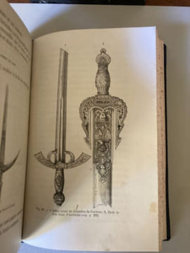 LES ARMES ET LES ARMURES. Ouvrage illustré de 60 vignettes par H Catenacci. LACOMBE P.  - [Bibliothèque des Merveilles]