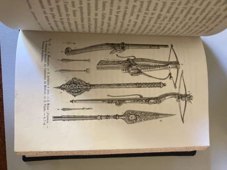 LES ARMES ET LES ARMURES. Ouvrage illustré de 60 vignettes par H Catenacci. LACOMBE P.  - [Bibliothèque des Merveilles]
