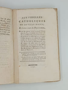 ENSEMBLE DE PAMPHLETS CONTRE-REVOLUTIONNAIRES - Réplique à mm les curés du Diocèse dAuch  à Leyde 1789 32 pages - Aux fidelles catholiques de la ville dAuch et à tous ceux du département  1792  30 pages - Dialogue entre un curé & un électeur 8 pages - Point de communion avec le St Siège  Lettre à tous les Evêques Constitutionnels, & particulièrement à M. Barthes, Evêque du Gers  Novembre 1791 31 pages - Réponse théologique à la troisième conférence sur les élections, et à linstruction pastorale de M. Barthe, Evêque Constitutionnel à Auch. Dédiée à MM. Les curés et vicaires assermentés. Par un Prêtre du Diocèse dAuch  à Leyde M DCC XCI 55 pages - Exposition de la Doctrine constamment enseignée dans la Faculté de Théologie de Toulouse  Par un Docteur de la Faculté 1791 115 pages - Lettre à M. Barthe soi-disant Evêque du Gers, sur son instruction prétendue pastorale 51 pages - Consultation sur une question de Droit Public 15 pages- Suivi de Lettre de M. Duranthon, procureur-syndic du district de Bordeaux à un ecclésiastique qui a été son curé ; Sur le Serment prescrit par la loi du 26 Décembre 1790 