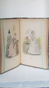 UN SIECLE DE MODES FEMININES 1794-1894 Quatre cents toilettes reproduites en couleurs d'après les documents authentiques