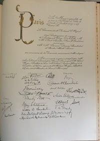 Les Premières traversées aériennes de l'Atlantique. Réceptions à l'hôtel de ville de Charles Lindbergh, du commandant Richard E. Byrd et de ses compagnons de voyage, de Clarence D. Chamberlin et Charles Albert Levine.