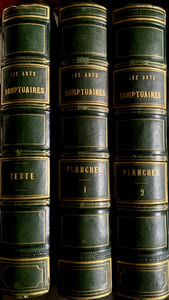 Les arts somptuaires, histoire du costume et de l'ameublement, et des arts et industries qui s'y rattachent , sous la direction de Hangard-Maugé, dessins de Clus Ciapponi. Introduction générale et texte explicatif, par Ch. Louandre