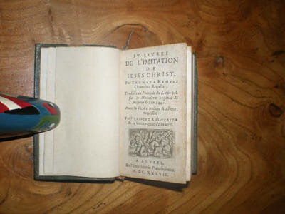 IV livres de l'Imitation de Iésus Christ, par Thomas A Kempis chanoine régulier. Traduits en françois du latin pris sur le manuscrit original de l'autheur de l'an 1441. Avec la vie du mesme autheur, recueillie par Héribert Ros-vveyde de la Compagnie de Iésus.
A Anvers, en l'imprimerie plantinienne. MDCXXXVII.
