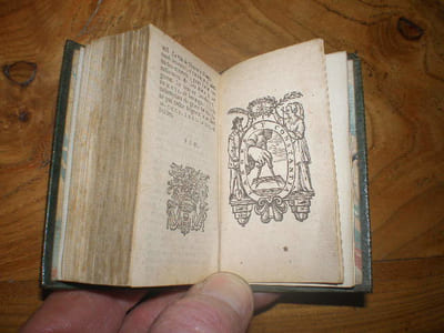 IV livres de l'Imitation de Iésus Christ, par Thomas A Kempis chanoine régulier. Traduits en françois du latin pris sur le manuscrit original de l'autheur de l'an 1441. Avec la vie du mesme autheur, recueillie par Héribert Ros-vveyde de la Compagnie de Iésus.
A Anvers, en l'imprimerie plantinienne. MDCXXXVII.