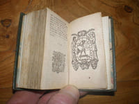 IV livres de l'Imitation de Iésus Christ, par Thomas A Kempis chanoine régulier. Traduits en françois du latin pris sur le manuscrit original de l'autheur de l'an 1441. Avec la vie du mesme autheur, recueillie par Héribert Ros-vveyde de la Compagnie de Iésus.
A Anvers, en l'imprimerie plantinienne. MDCXXXVII.