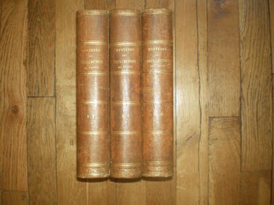 Mystères des vieux châteaux de France ou amours secrètes des rois et des reines, des princes et des princesses, ainsi que des grands personnages du temps. Aventures mystérieuses, scènes dramatiques, faits merveilleux, apparitions, revenants, fantômes, etc.
Par une société d'archivistes.
Tome premier(2,3,4,5 et 6)

Paris. Eugène et Victor Penaud Frères. (1846-48)