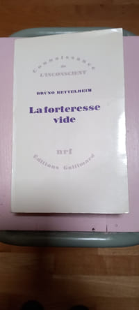 LA FORTERESSE VIDE
l'AUTISME INFANTILE ET LA NAISSANCE DU SOI
Traduit de l'anglais par Roland Humery
NRF Gallimard