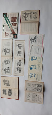 Ensemble de notices et publicités pour machines à coudre:
- Manumodèle Saint-Etienne
- Machines à coudre en gros 1895/96 L'excelsior
- La grande marque "excelsior" janvier 1927
- Machines à coudre en gros L'excelsior juin 1905
- Machines à coudre Athos
- Manufacture de machines à coudre Karlsruhe
- Wonder ses machines à coudre
- Hurtu 1936 (2 exemplaires)