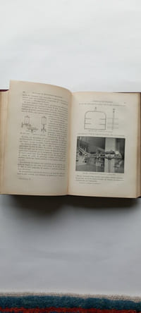 Etude théorique et pratique sur le Transport et la Manutention mécaniques des matériaux et marchandises dans les usines,les magasins, les chantiers, les mines, etc.
Traduit de l'allemand par Maurice Chavane.
Tome premier. Construction et calcul des transporteurs continus avec 414 figures dans le texte (et tome deuxième. Transport par charges isolées avec 445 figures dans le texte)
Paris. Librairie polytechnique Ch. Béranger, éditeur. 1910 (et 1911)