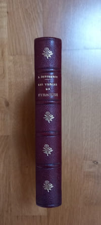 LES VIERGES DE SYRACUSE
Illustrations de Manuel Orazi.
Troisième édition.
Paris. Société d'éditions littéraires et artistiques. Librairie Paul Ollendorff. 1902.