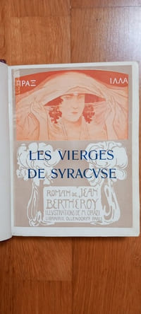 LES VIERGES DE SYRACUSE
Illustrations de Manuel Orazi.
Troisième édition.
Paris. Société d'éditions littéraires et artistiques. Librairie Paul Ollendorff. 1902.